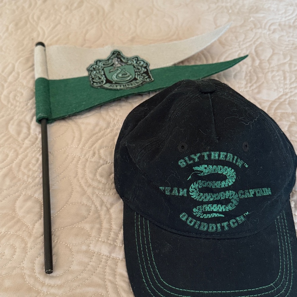 EXCLUSIVE UNIVERSAL HARRY POTTER SLYTHERIN QUIDDITCH CAP AND PENANT
